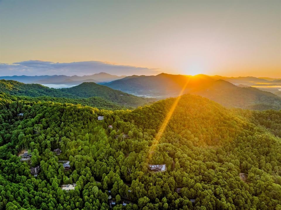 Cabin At Maggie Valley Golf Club, Hot Tub, Firepit Cabin in Maggie Valley
