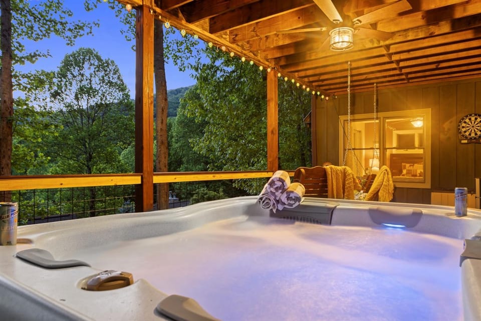 Cabin At Maggie Valley Golf Club, Hot Tub, Firepit Cabin in Maggie Valley