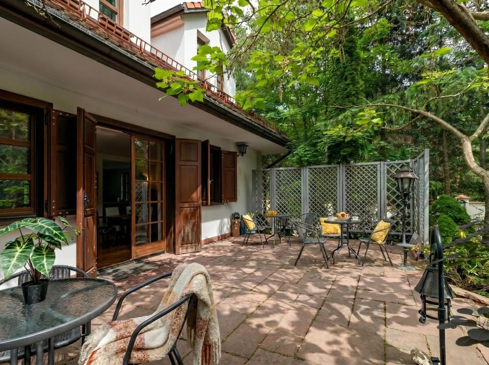 Property building, Patio, Spring, Day, Garden, View (from property/room), Balcony/Terrace, Dining area, Garden view