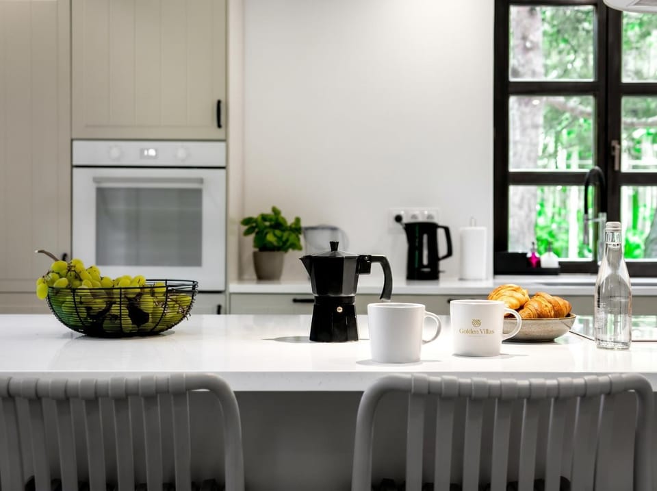 Coffee/tea facilities, Kitchen or kitchenette, Food and drinks, Dining area, Food, minibar, toaster