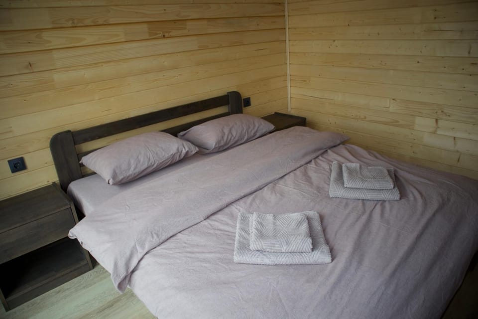 Bed, Photo of the whole room, Bedroom, towels