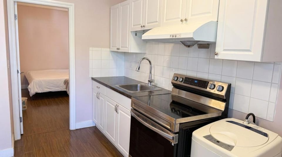 Cozy 1BR Burnaby Retreat Near Metrotown Apartment in Burnaby
