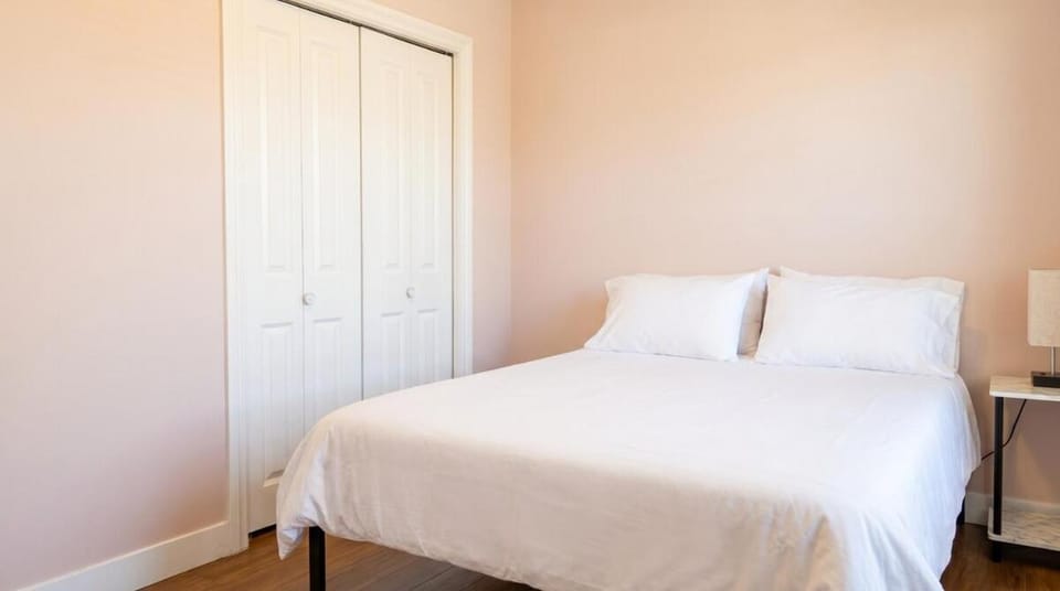 Cozy 1BR Burnaby Retreat Near Metrotown Apartment in Burnaby