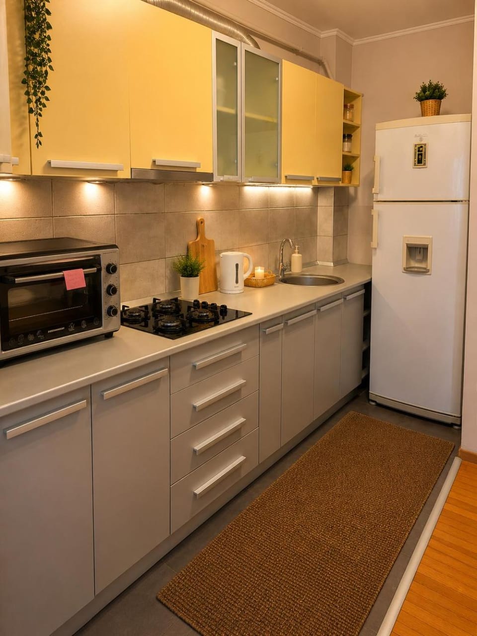 Coffee/tea facilities, Kitchen or kitchenette, oven, stove