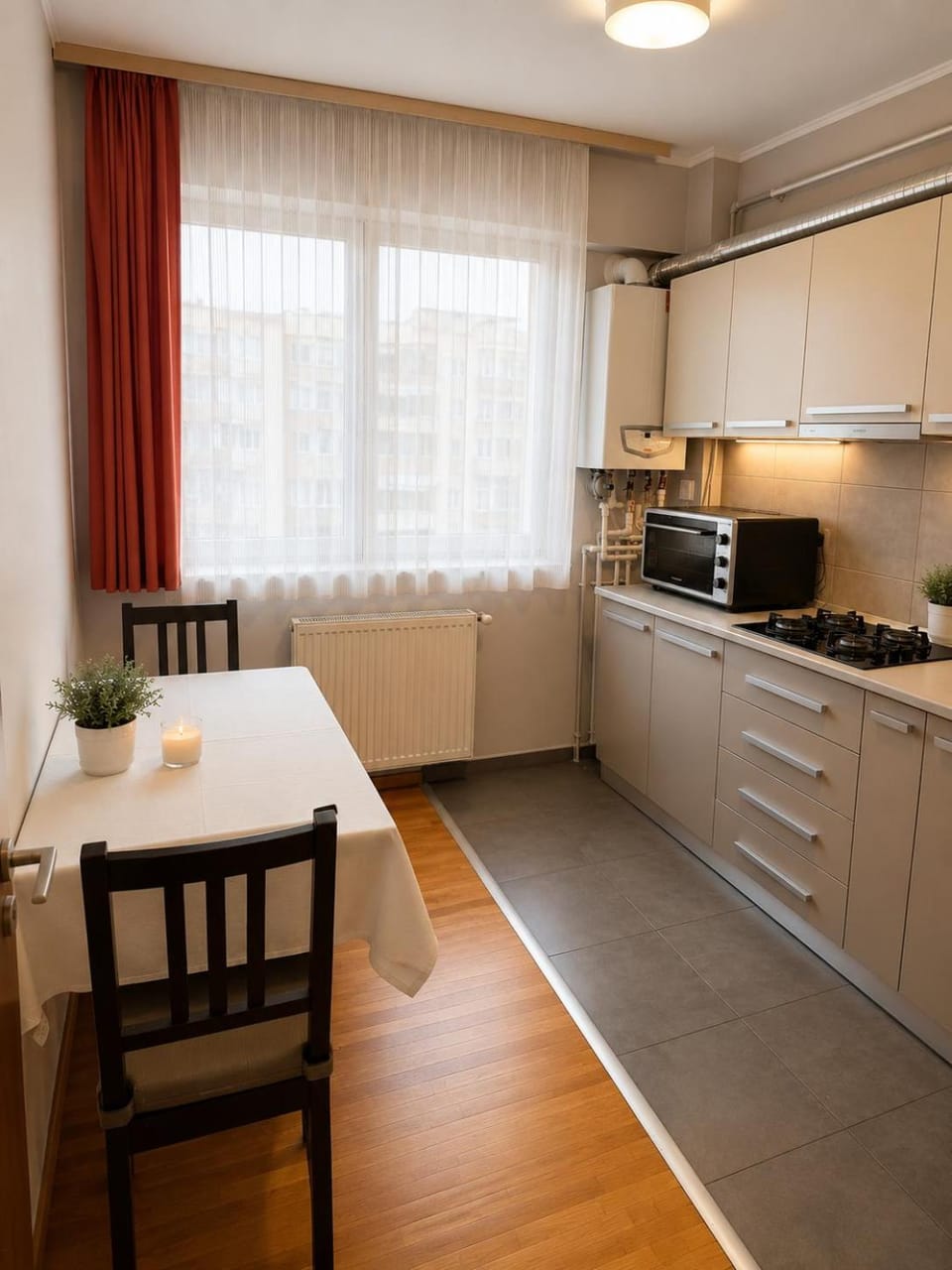 Kitchen or kitchenette, Dining area