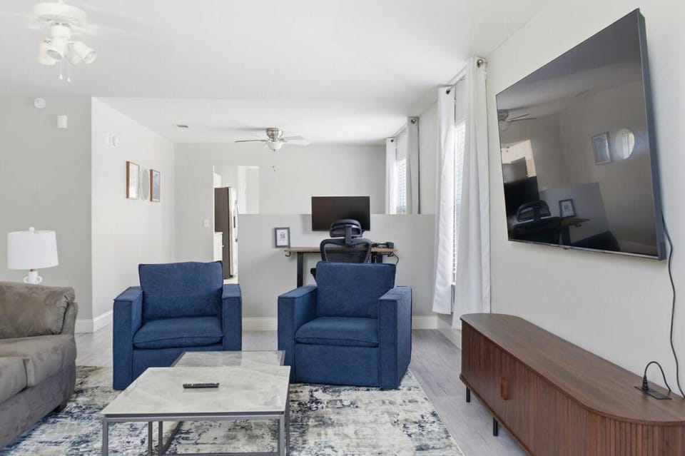 Living room, Seating area, Family