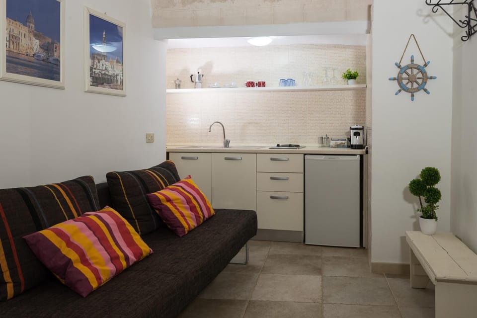 Kitchen or kitchenette, Living room, minibar