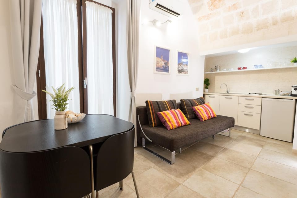 Living room, stove, kitchen, air conditioner
