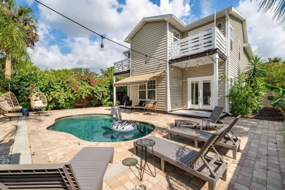 Sunshine Dip - Sleeps 8 Relaxing Pool WIFI House in Saint Augustine
