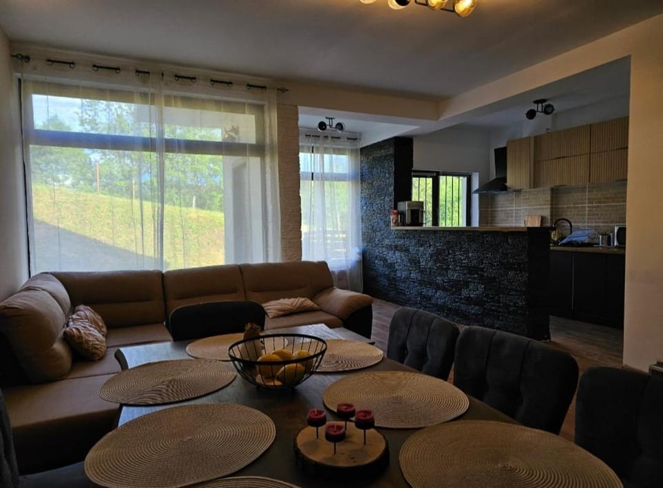 Seating area, Dining area