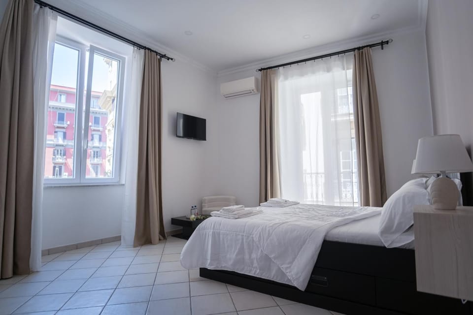 Bed, TV and multimedia, Photo of the whole room, towels, air conditioner