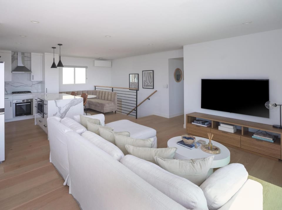Renovated 2BR Steps from the Pacific with AC Parking Apartment in Manhattan Beach