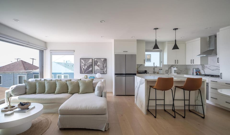 Renovated 2BR Steps from the Pacific with AC Parking Apartment in Manhattan Beach