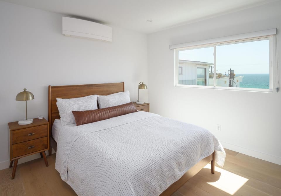 Renovated 2BR Steps from the Pacific with AC Parking Apartment in Manhattan Beach