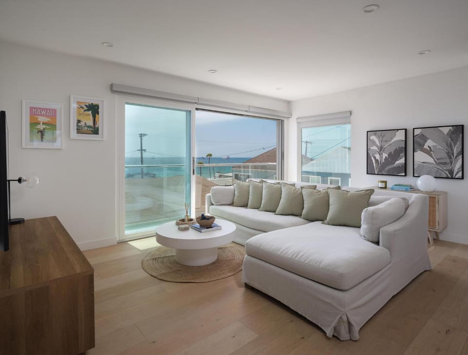 Renovated 2BR Steps from the Pacific with AC Parking Apartment in Manhattan Beach