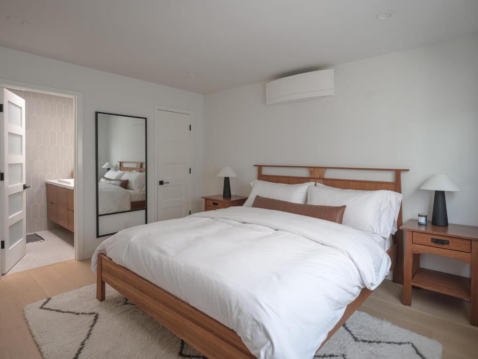 Renovated 2BR Steps from the Pacific with AC Parking Apartment in Manhattan Beach