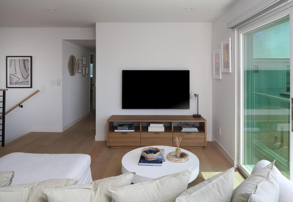 Renovated 2BR Steps from the Pacific with AC Parking Apartment in Manhattan Beach