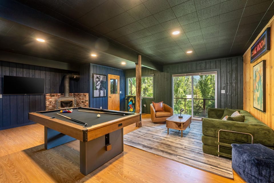 Natural landscape, Billiard, Game Room, TV and multimedia, View (from property/room), Seating area, fireplace