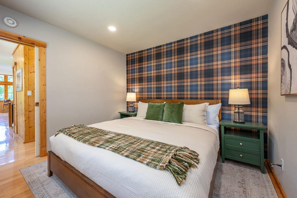 Bed, Photo of the whole room, Decorative detail, Bedroom