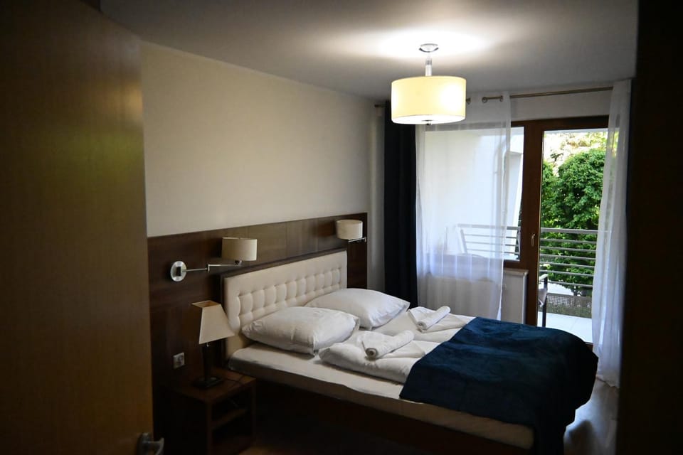 Bed, Bedroom, towels