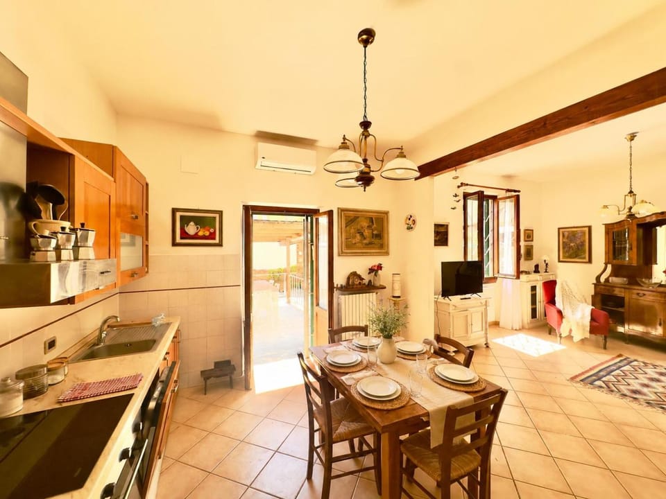 Kitchen or kitchenette, Living room, Dining area, oven, pet friendly, stove