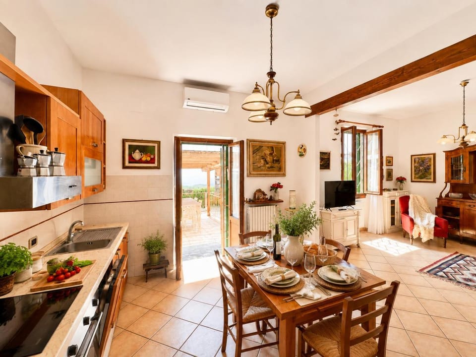 Kitchen or kitchenette, Dining area, oven, stove