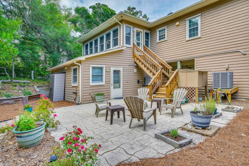 Steps to Beach! Emerald Isle Group Escape w/ Yard House in Emerald Isle