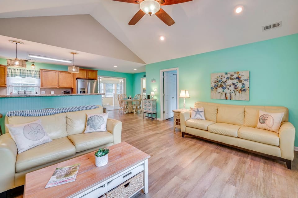 Steps to Beach! Emerald Isle Group Escape w/ Yard House in Emerald Isle