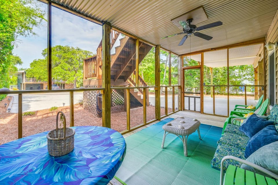 Steps to Beach! Emerald Isle Group Escape w/ Yard House in Emerald Isle