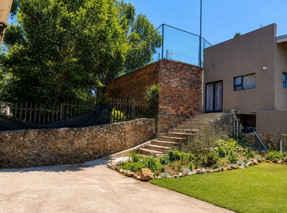 #3 bedroom in Northcliff, Water backup, WiFi Apartment in Johannesburg