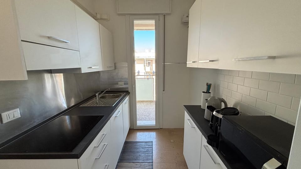Coffee/tea facilities, Kitchen or kitchenette, dishwasher, microwave, kitchen, kitchen