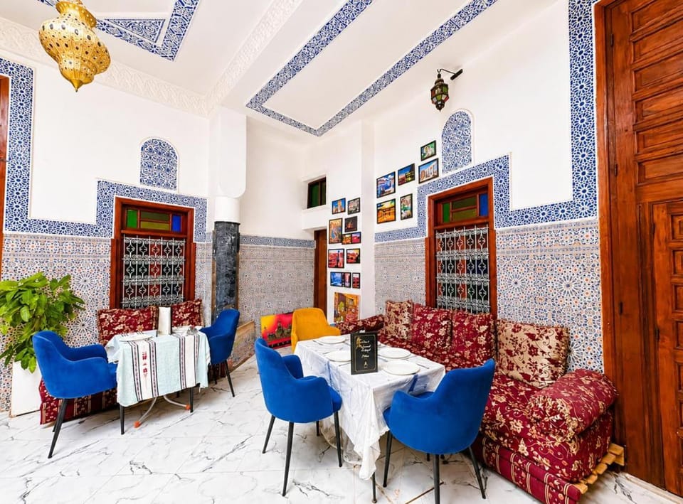 Restaurant/places to eat, Living room