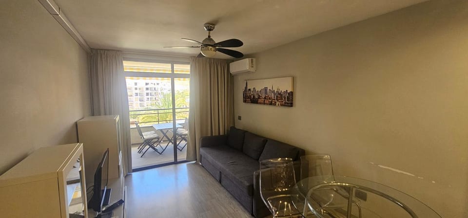 TV and multimedia, Living room, Seating area, Dining area, air conditioner