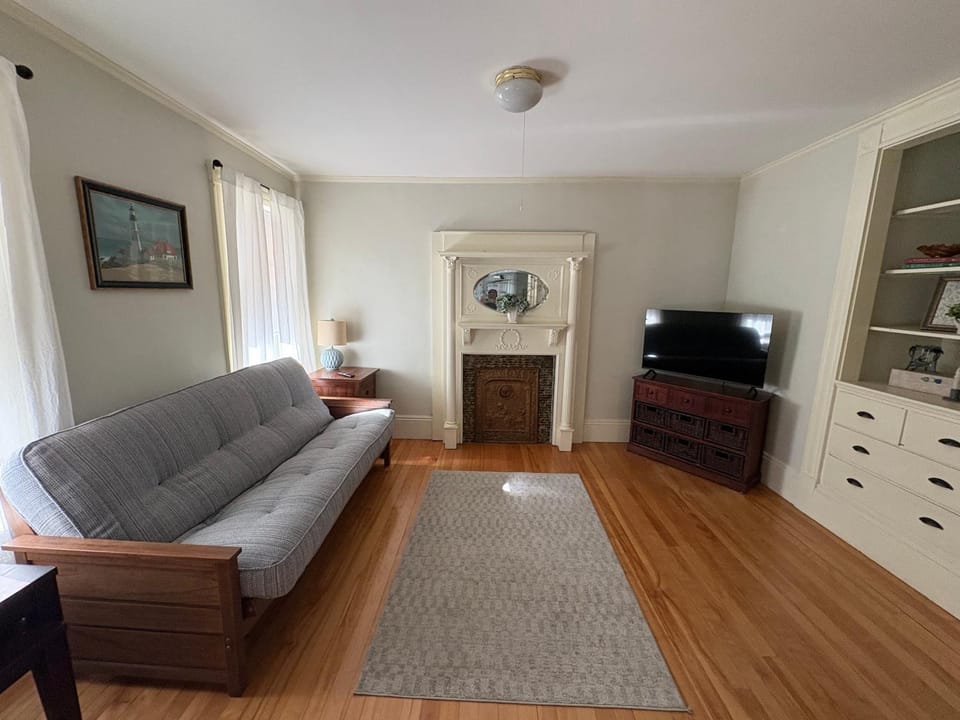 Historic Salem Getaway, Coastal Charm, 2 Bed 1 Bath Apartment in Marblehead