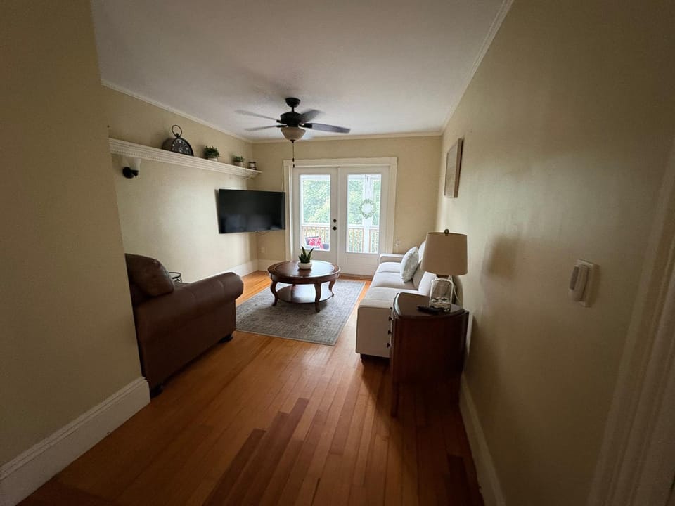 Historic Salem Getaway, Coastal Charm, 2 Bed 1 Bath Apartment in Marblehead