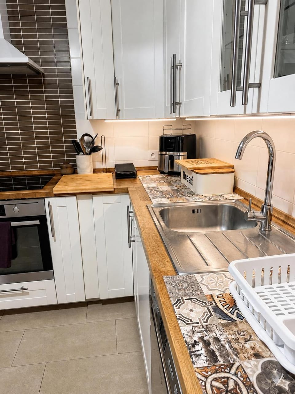 Kitchen or kitchenette, dishwasher, oven, stove