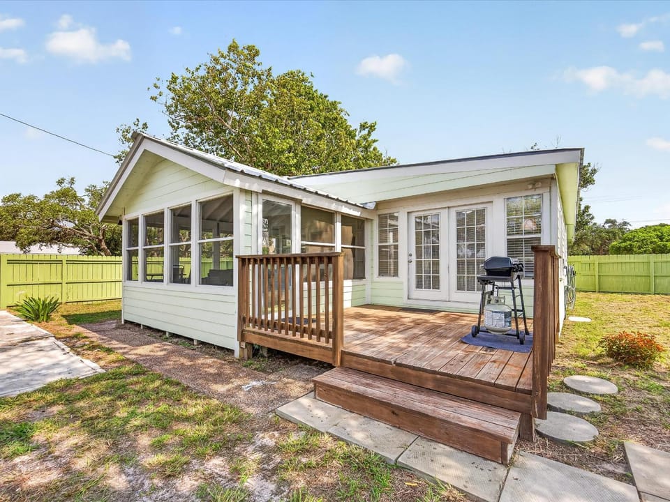 One More Cast Coastal House with Fenced Yard and Screened Porch near the Ocean House in Fulton