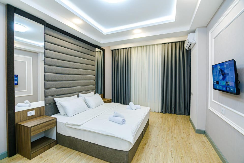 Bed, TV and multimedia, Photo of the whole room, Bedroom, towels