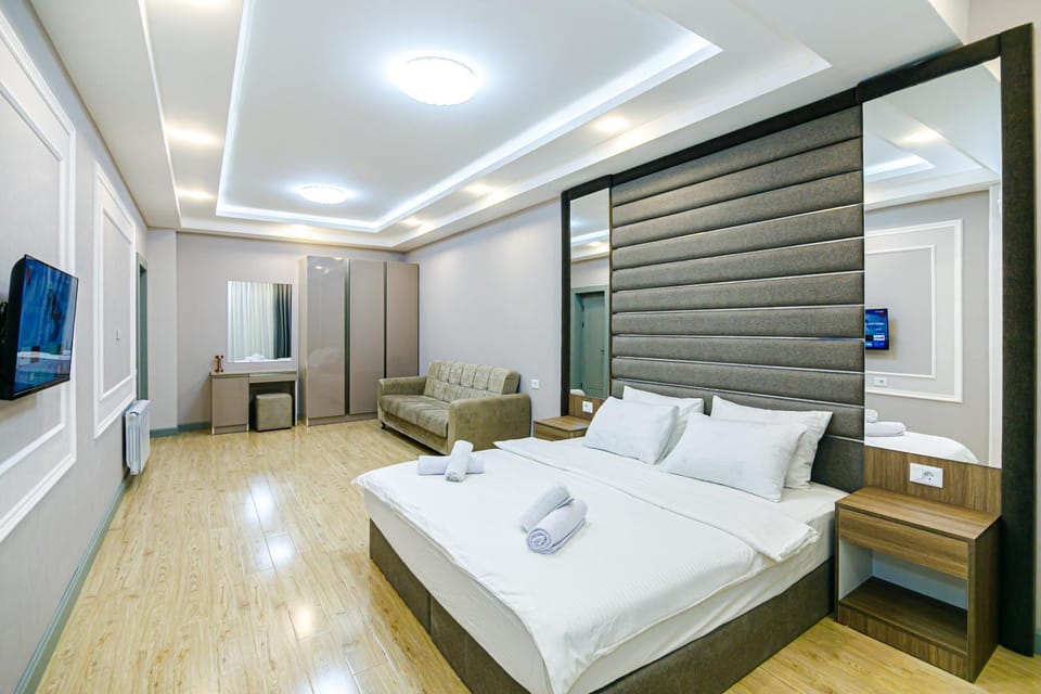 Bed, TV and multimedia, Photo of the whole room, Bedroom, towels, wardrobe