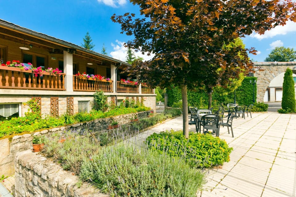 Hôtel Restaurant Au Pont de Raffiny Hotel in Auvergne-Rhône-Alpes