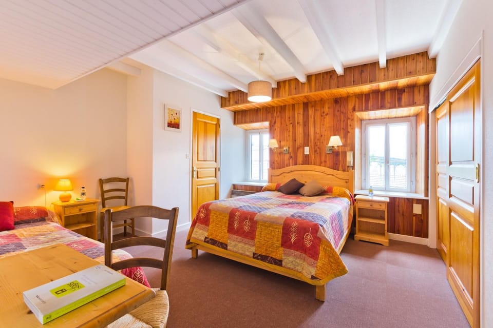 Hôtel Restaurant Au Pont de Raffiny Hotel in Auvergne-Rhône-Alpes