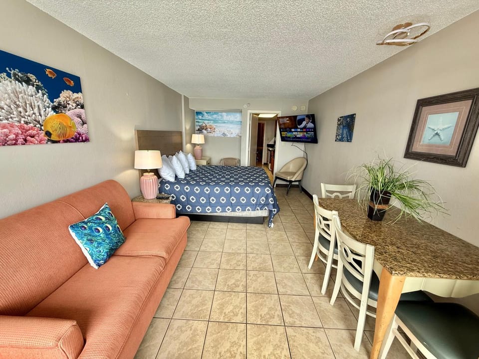 Direct Oceanfront 2-Br Condo, Best Water Amenities in Landmark Resort Apartment in Myrtle Beach