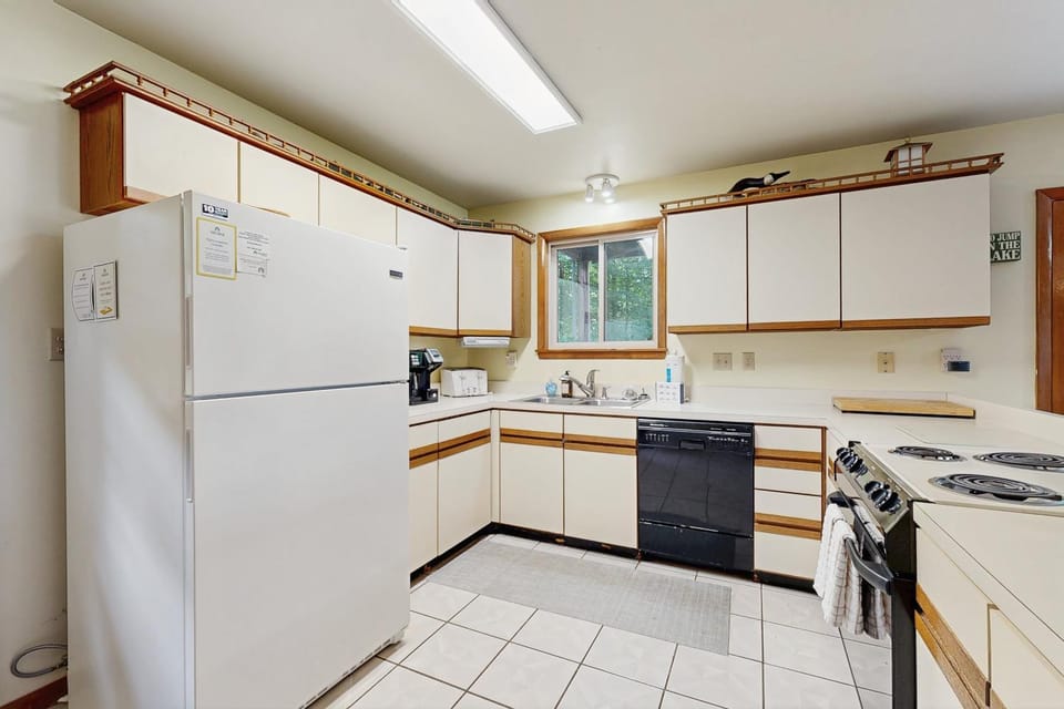 Coffee/tea facilities, Kitchen or kitchenette, stove
