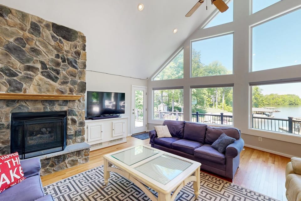 TV and multimedia, Living room, Seating area, fireplace