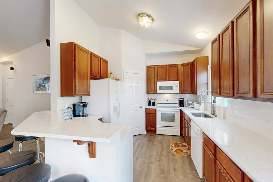 Kitchen or kitchenette, Seating area, oven, stove