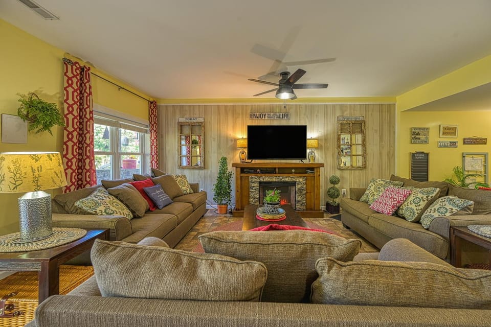 TV and multimedia, Living room, Seating area