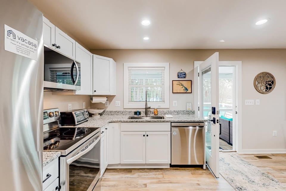 Kitchen or kitchenette, dishwasher, minibar, oven, stove, toaster