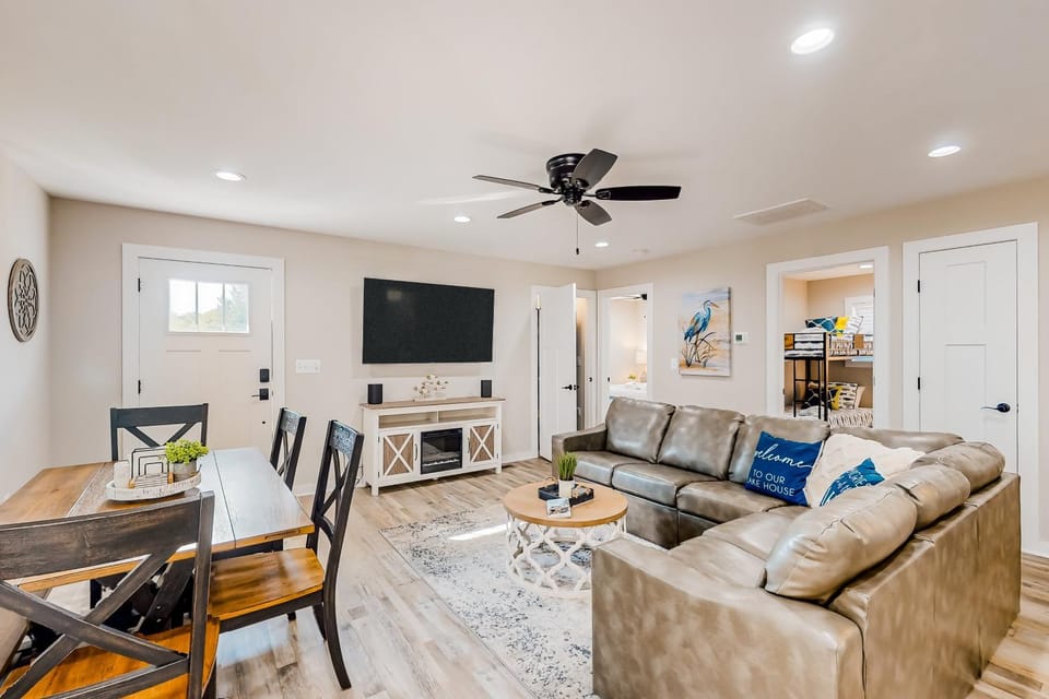 TV and multimedia, Living room, Seating area, Dining area