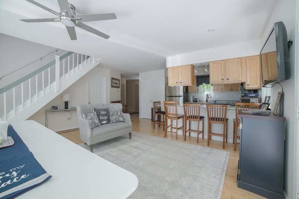 Kitchen or kitchenette, Living room, Seating area, dishwasher, minibar, oven, stove