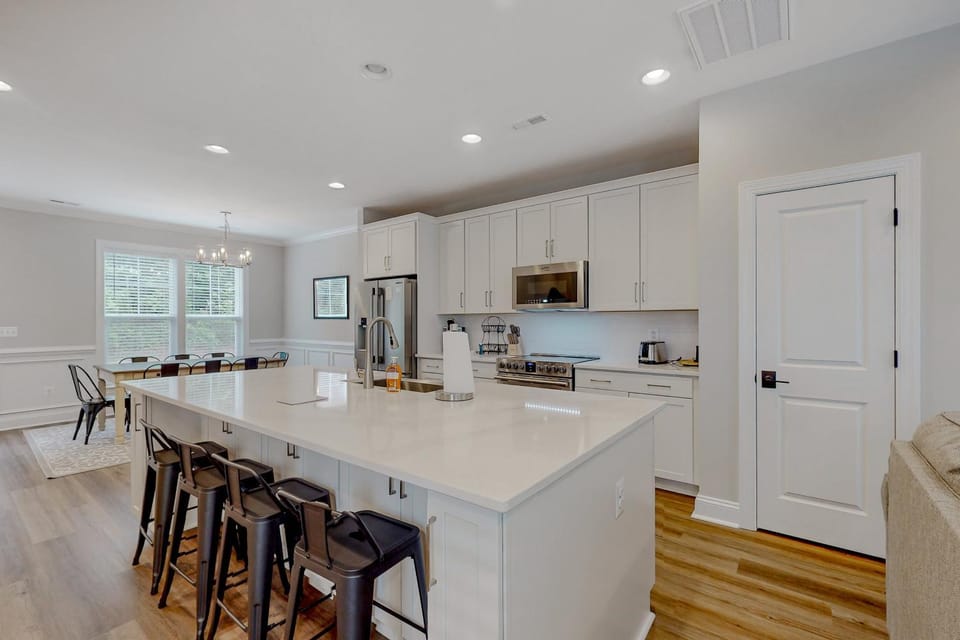 Coffee/tea facilities, Kitchen or kitchenette, oven, stove, kitchen